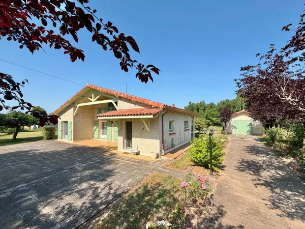 MAISON PLAIN PIED AVEC GRAND GARAGE ET TERRAIN CLOS