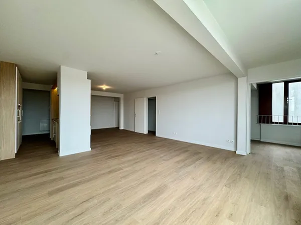 T4 vide avec parking