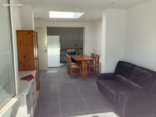 Chambre meublée en colocation