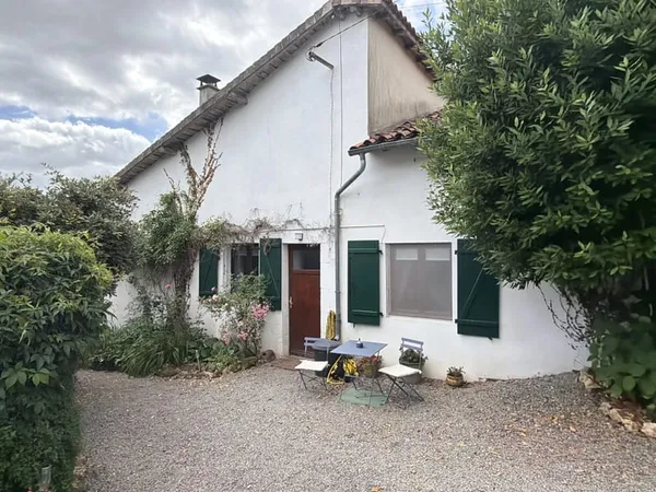 Une charmante maison individuelle offrant une vue magnifique
