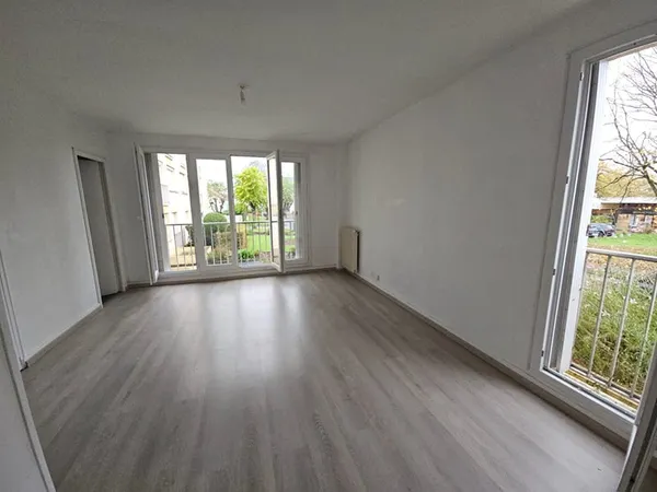 STUDIO 35.96 M² RDC +stationnement +cave - DOURDAN - A LOUER