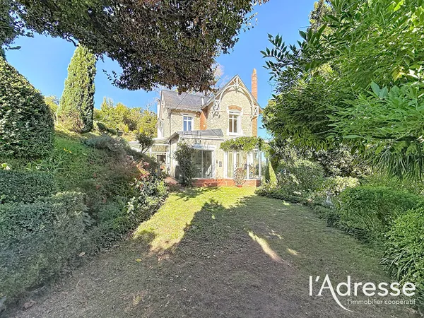 Maison de charme des années 1930 avec vue exceptionnelle sur la vallée du Cher