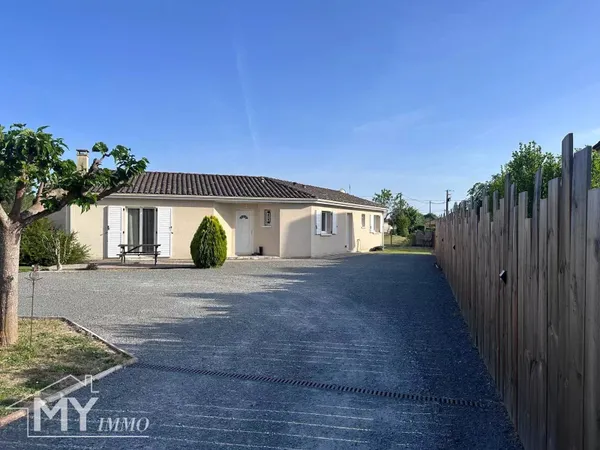LE FLEIX : Maison de 2011 avec double garage et jardin