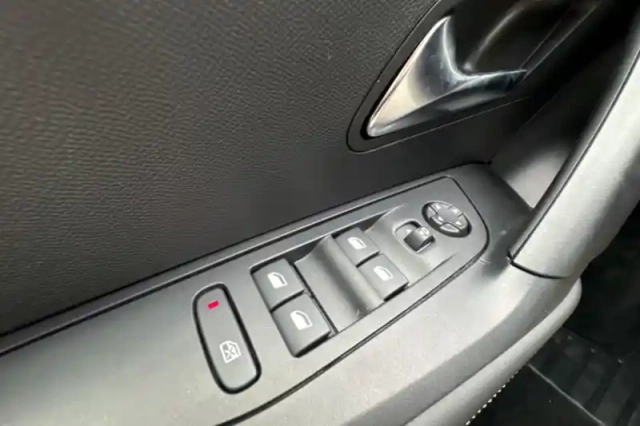 Peugeot 2008 hybrid 136 e-dcs6 — photo 14