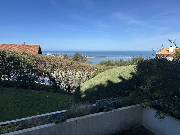 Ciboure T4 rénové avec terrasse de 40 m2, vue baie et gara