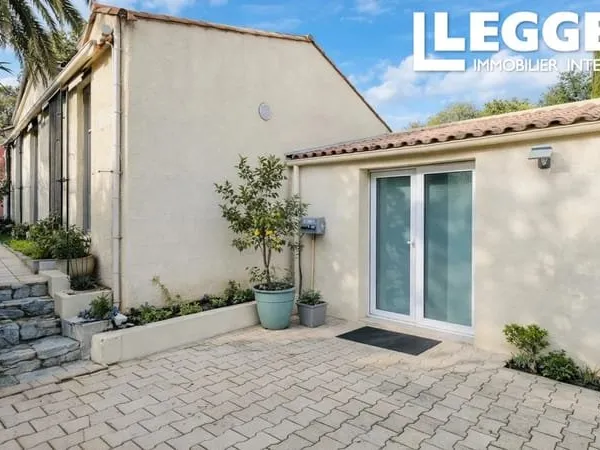 Maison de plein pied 111m², 5 pièces, 4 chambres, 1SdB, 1 wc, 1 parking extérieur.