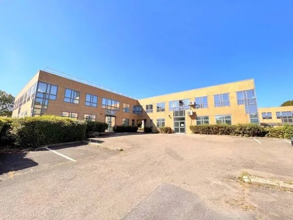 Local d'activité 808 m²