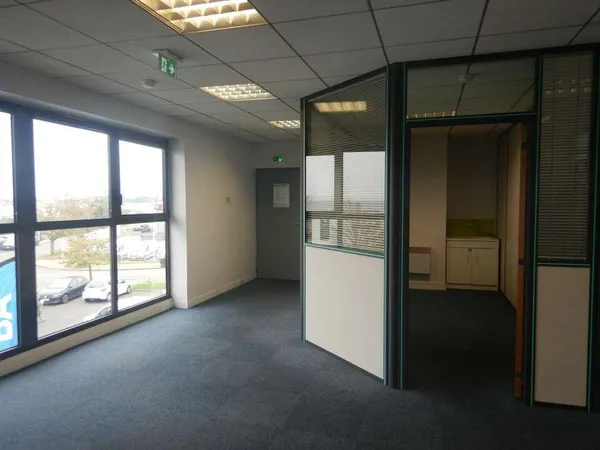 Bureau 160m² R+1 à louer à Limas