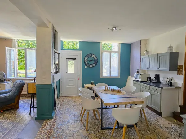 Spacieuse longère de plain-pied de 125m², trois chambres et dépendances.