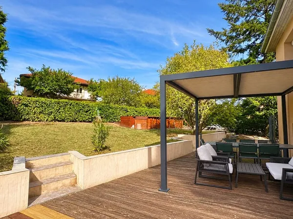 EXCLU ST-GENIS-LES-OLLIERES MAISON RENOVEE AVEC PISCINE