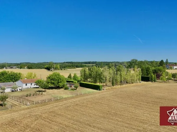 Maison de plain pied avec double garage et dépendance.