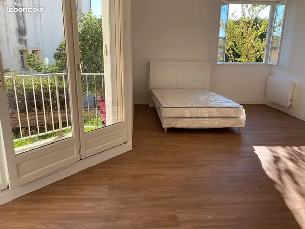 GRAND STUDIO 33 m2 MEUBLE + BALCON