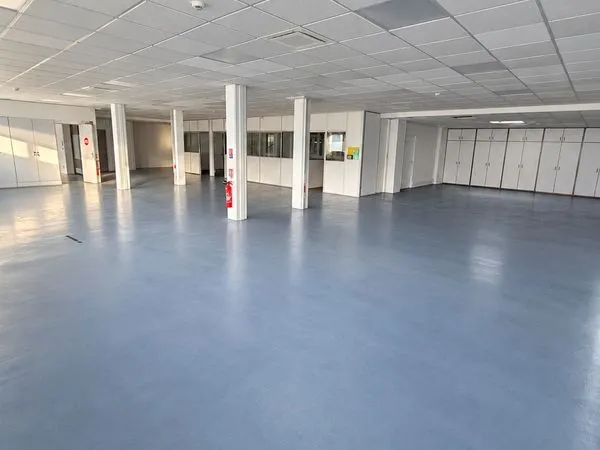 Plateau de bureaux lumineux et climatisé de 350 m² à louer à Morangis
