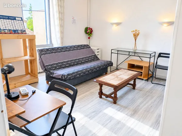 Chambre avec toilettes dans maison (cuisine, cour)
