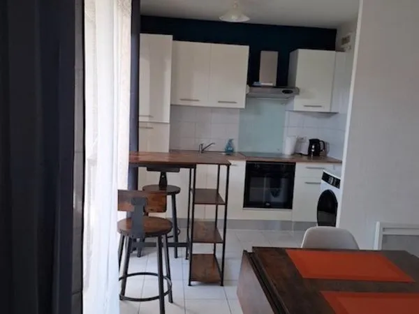 T2 meublé 42m2 avec jouissance privative jardinet de 40m2, terrasse, parking privé