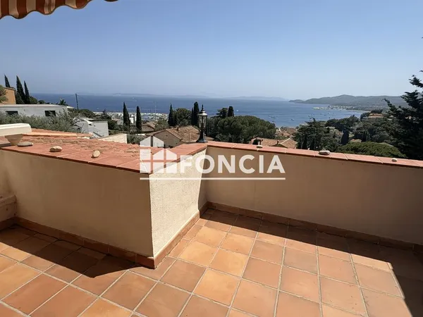 Le lavandou - exclusivité - t2 avec terrasse, vue mer panoramique, parking et deux caves