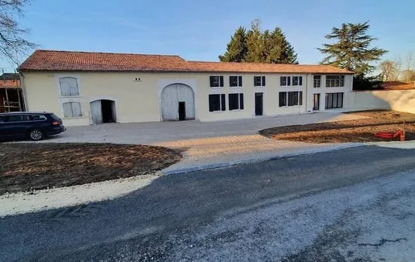 10 Km Sud Barbezieux : corps de ferme entièrement rénové