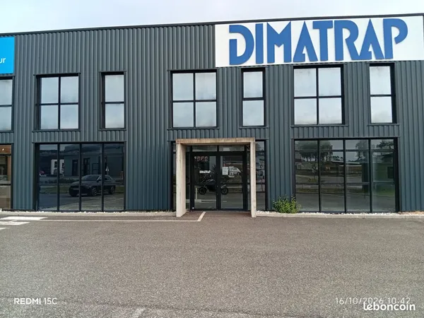 LOCAL COMMERCIAL / ACTIVITÉ - 320 m² - EMPLACEMENT STRATÉGIQUE À MÉES (40)