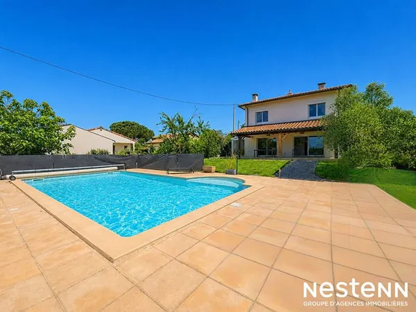Maison T6 de 211 m² avec piscine, véranda et double garage sur une parcelle de1 446 m²