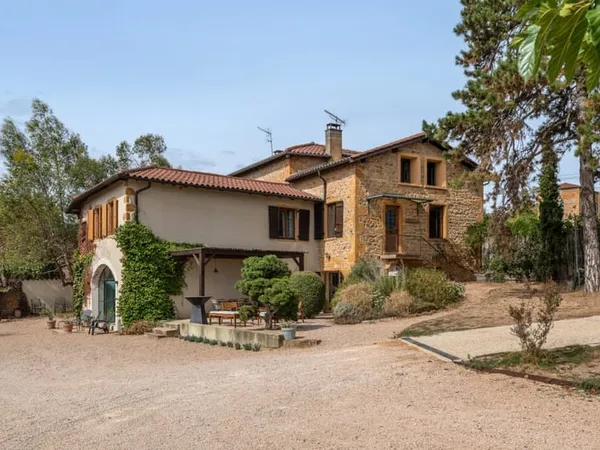 CO EXCLUSIVITE - BELMONT D'AZERGUES - Propriété familiale en pierres dorées d'environ 265m² - 9 cham