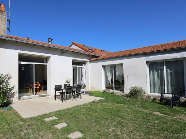 À découvrir sans tarder : maison pleine de charme avec fort potentiel !