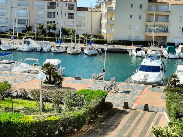 LE CAP D'AGDE : Secteur Avant Port, à 100 mètre de la plagette, (vue mer), appartement T3 + cellier,