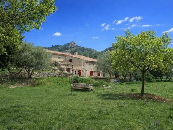 EXCLUSIVITE : Mas en pierre Eygalières sur 3 hectares