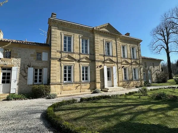 Maison de maître avec piscine et dépendances