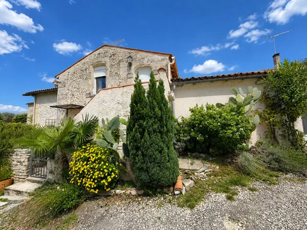 MAISON DE CHARME AVEC UN GRAND GARAGE