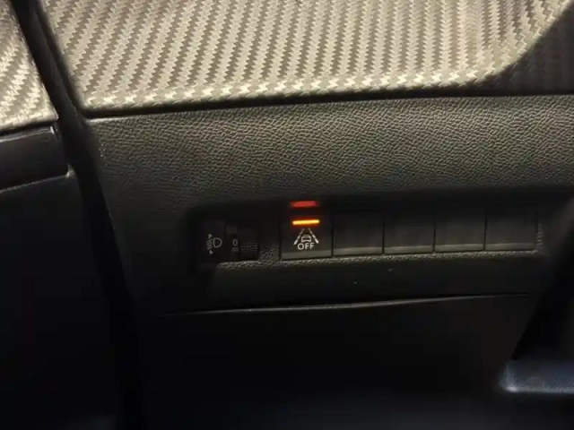 Peugeot 2008 e- 136ch style — photo 11