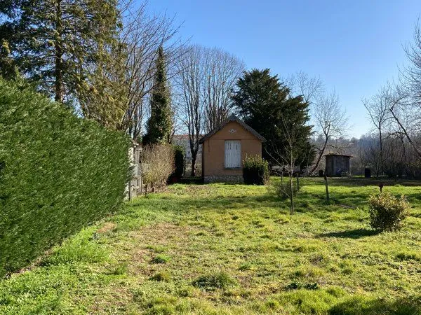 Terrain et maisonnette