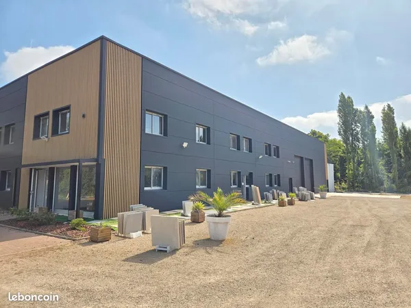Local 330 m² - Direct N165 VANNES- THEIX