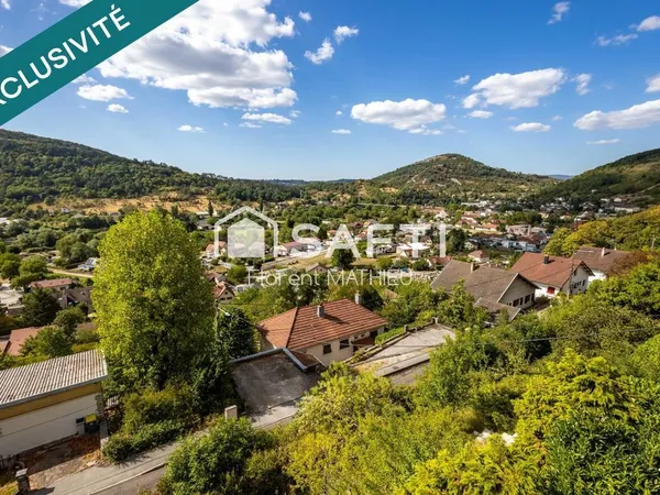 Maison familiale de 160m² avec vue dégagée, 5 chambres et grande terrasse.