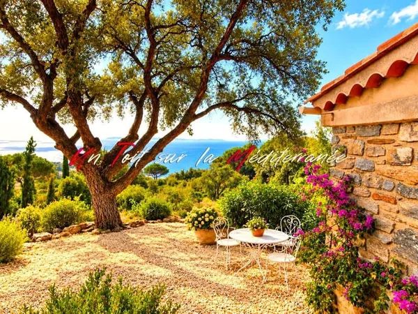 Villa de 206m2, 7 pièces, sur les hauteurs du Lavandou avec vue mer panoramique
