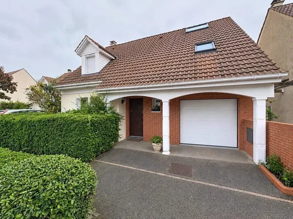 Maison familiale individuelle de 127 m² - 4 chambres, combles aménagés, jardin et garage double - Vo