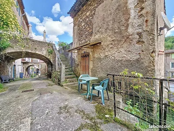 Maison de village 2 pièces - 33 m² - Saint-Étienne-Estréchoux - 35 000