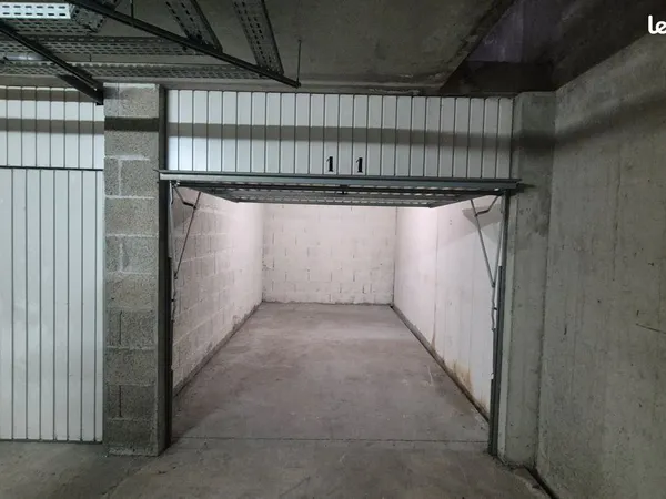 Garage fermé en sous-sol