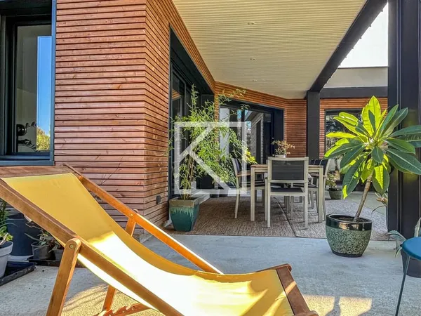 Belle contemporaine d'architecte avec grand jardin