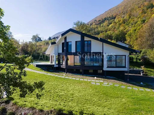 Maison 8 pièces 354 m²