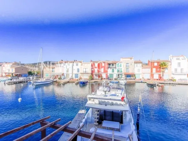 PORT GRIMAUD - Large maison 2 chambres rénovée avec amarrage de 14m