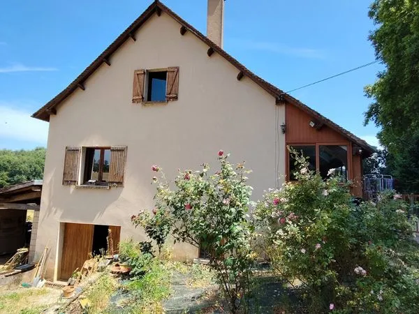 Grande maison au milieu des prairies