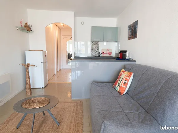 Grand Studio à moins de 200 m de la plage avec place de parking privé