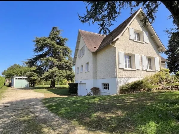 MAISON D'ARCHITECTE DE 175 M² - SOUS-SOL DE 150 M² - TERRAIN DE 2 000 M² - PROCHE CENTRE-VILLE
