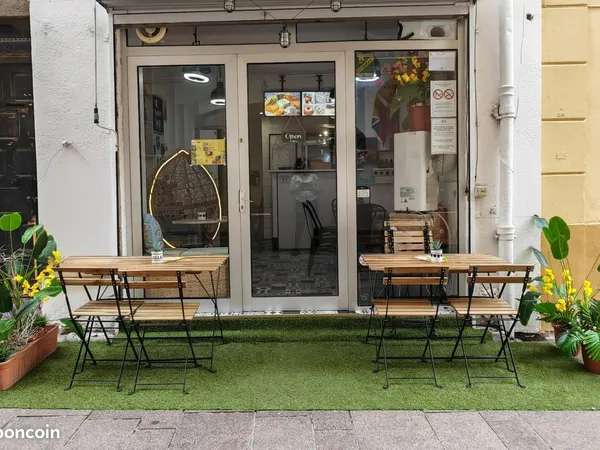 Fonds de commerce en plein centre-ville, rue très fréquentée. Vente pour déménagement
