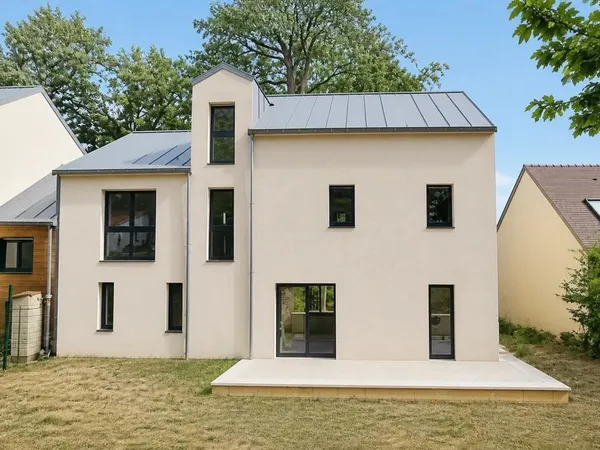 Maison neuve de 2025 avec 5 chambres, terrasse et vue dégagée