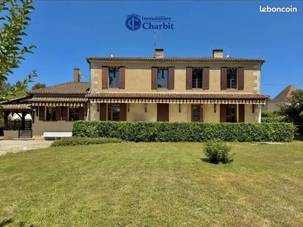 Maison 9 pièces 260 m²