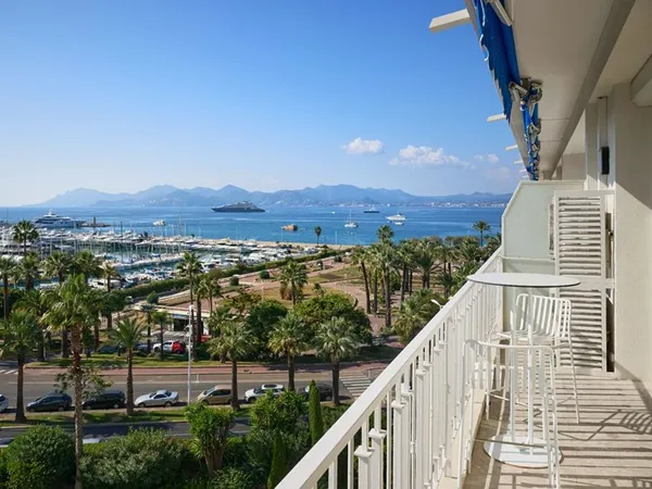 Cannes Croisette Face au Port Canto : Appartement de Réception avec Vue Mer Panoramique