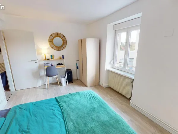 Chambre 6 pièces 100 m²