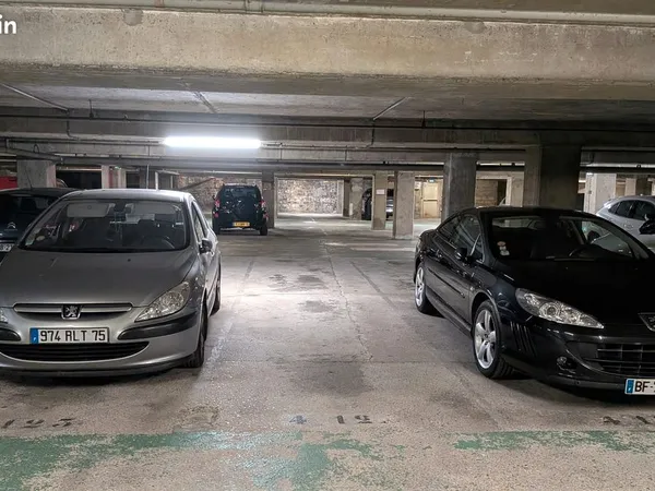 Place de parking en face de Montparnasse