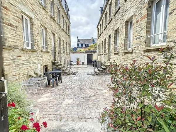 INVESTISSEURS  IMMEUBLES HYPERCENTRE CHERBOURG  BON RENDEMENT !